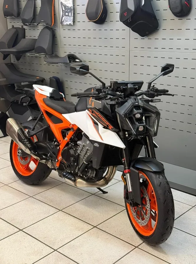 KTM 990 Duke R im Laden von Schleenbecker Moto